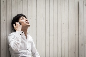 男性_見上げる