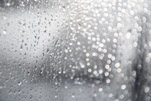 窓の雨粒