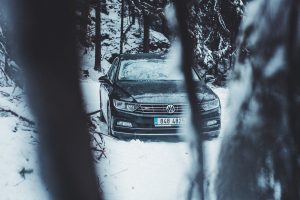 雪の中の自動車